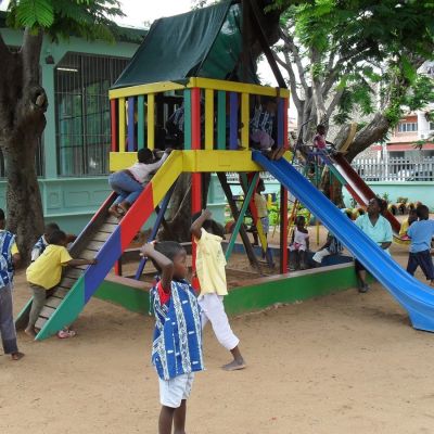 Habilitación de un espacio de juego al aire libre en el orfanato público «1º de Maio» de Maputo, Mozambique