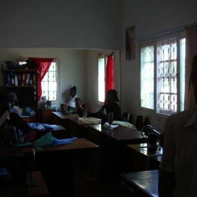 Clases de corte y confección para las mujeres de Avimas y de la DMAS (Dirección de Mujer y Acción Social del Gobierno de Mozambique.