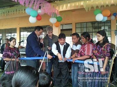 Alcalde de San Andrés Semetabaj, ex Alcalde y Representante de SI Guatemala cortan cinta simbólica de inauguración de sistema de agua potable.