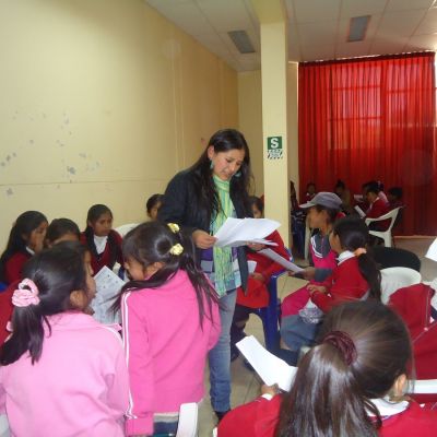 :Mujeres impartiendo talleres sobre el derecho de ciudadanía de las mujeres en Centros Escolares de la Mancomunidad del Valle de Cuzco, Perú.