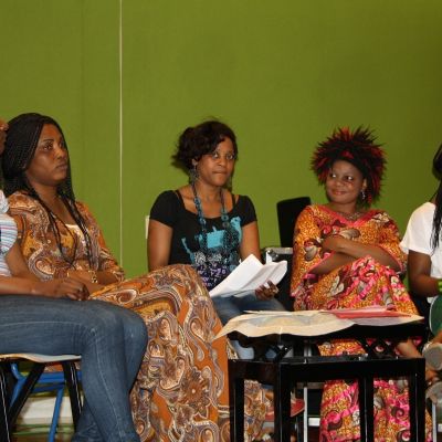 Mujeres del CREA durante charla coloquio posterior a una representación teatral