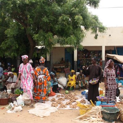 Mujeres vendiendo sus productos hortícolas en el mercado de Kebemer.
