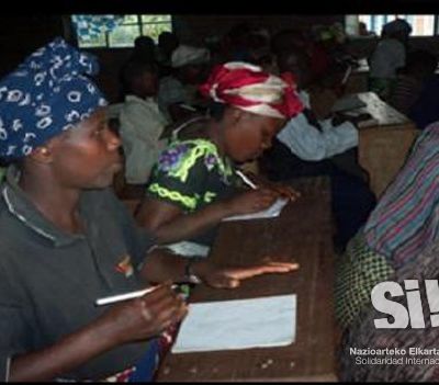 Mujeres siguiendo las clases de alfabetización en una de las escuelas de Lwiro.