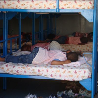 Dormitorios acondicionados en el orfanato público «1º de Maio» de Maputo,