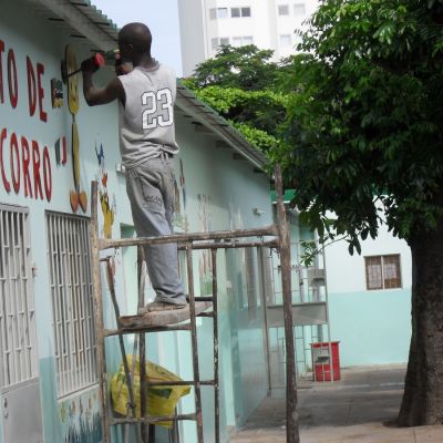 Construcción de un porche en el patio del orfanato público «1º de Maio» de Maputo, para protección de los menores en días de lluvia.