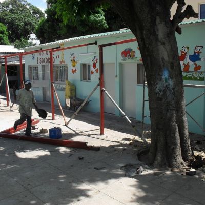 Construcción de un porche en el patio del orfanato público «1º de Maio» de Maputo, para protección de los menores en días de lluvia.