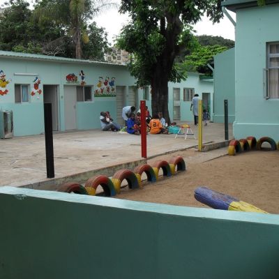 Vista del patio del orfanato público «1º de Maio» de Maputo sin porche.