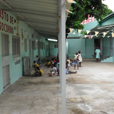 Vista del patio del orfanato público «1º de  Maio» de Maputo con el porche ya construido.