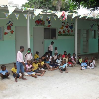 Vista del patio del orfanato público «1º de  Maio» de Maputo con el porche ya construido.