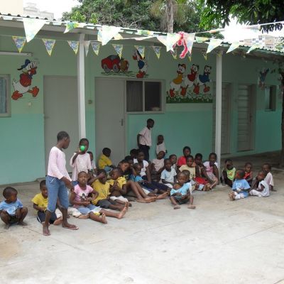 Vista del patio del orfanato público «1º de Maio» de Maputo con el porche ya construido.