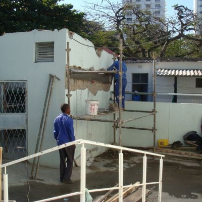 Obras de rehabilitación de las fachadas exteriores del orfanato público «1º de Maio» de Maputo.