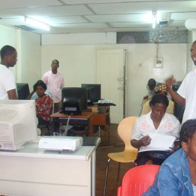 Capacitación en Informática y en gestión de proyectos a mujeres de la Asociación de Viudas y Madres Solteras (AVIMAS) y personal de la entidad socia, la Dirección de Mujer y Acción Social de Maputo (DMAS), en el Centro de Formación Industrial (CIF) de Maputo.