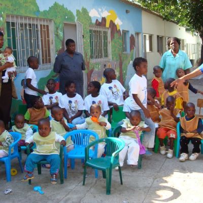 Recepción de materiales y enseres en el orfanato público «1º de Maio» de Maputo.