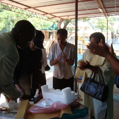 Recepción de materiales y enseres en el orfanato público «1º de Maio» de Maputo.