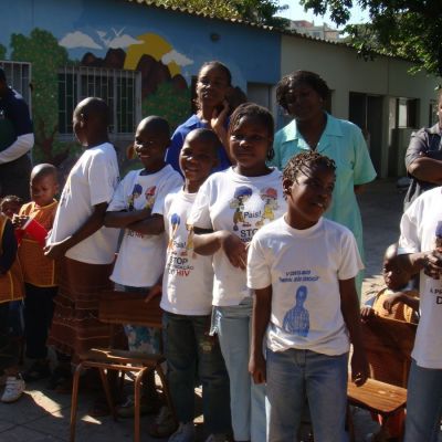 Recepción de material sanitario en el orfanato público «1º de Maio» de Maputo.