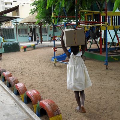 Recepción de material sanitario en el orfanato público «1º de Maio» de Maputo.