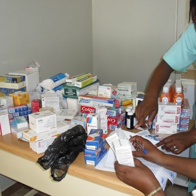 Recepción de material sanitario en el orfanato público «1º de Maio» de Maputo.