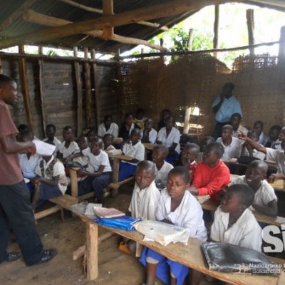 Realización de actividades de apoyo psicosocial en una de las escuelas con las que trabajamos en Lwiro.