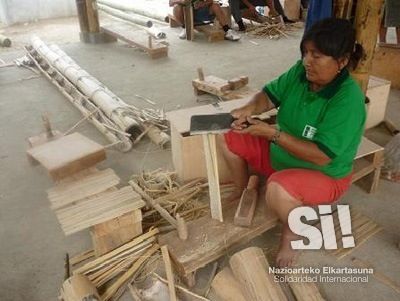 Alumna en el curso de elaboración de artesanías en Santa Elena, Ecuador.