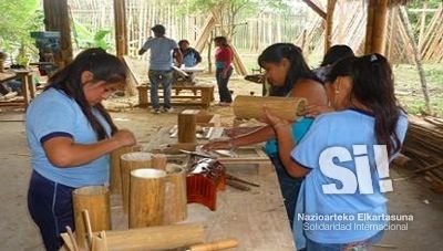 Taller de muebles y artesanía de cañas de bambú guadua en Olón, Santa Elena, Ecuador.