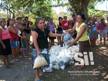 Entrega de raciones alimenticias en Retalhuleu.