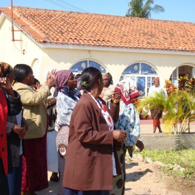 Reunión de trabajo en AVIMAS, Asociación de Viudas y Madres Solteras, en Maputo.