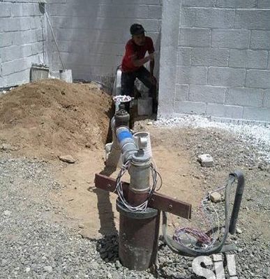 Conexión del pozo a la línea de bombeo para el abastecimiento de agua.