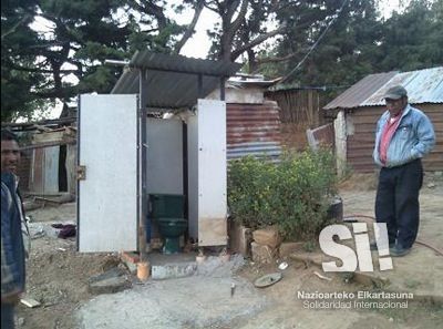 Letrinas con sanitario conectado al sistema de drenajes.