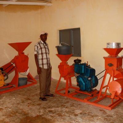 Unidad de transformación de cereales y cacahuetes. Una descascarilladora y una máquina para moler. Kebemer, Senegal.