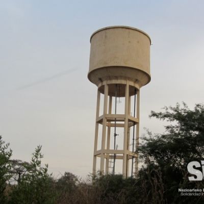 Depósito construido para abastecer de agua a la población, tanto para el riego, como para consumo. Kebemer, Senegal.