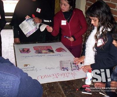 Grupo padres y madres de familia, y profesorado de Quetzaltenango trabajando en un taller de autoestima.