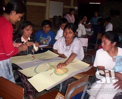 Grupo Padres y madres de familia, y profesorado de Quetzaltenango, trabajando en un taller sobre VIH.