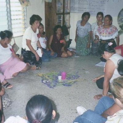 Ceremonia maya en talleres con procuradoras guatemaltecas como parte del respeto a la espiritualidad indi?gena.