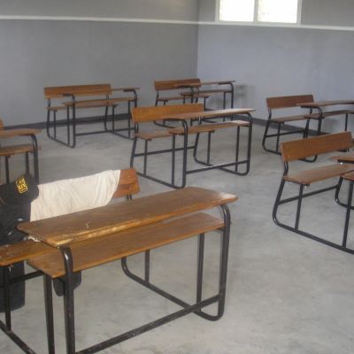 Dotación de mobiliario en la escuela de Muabvi, Mozambique.