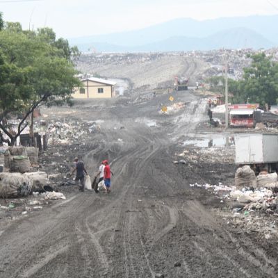 Personas del barrio de Acahualinca de Managua churequeando.