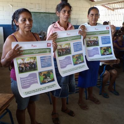 Entrega de materiales de informacio?n sobre incidencia poli?tica a mujeres de Chinandega.