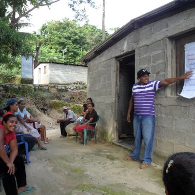 Sesio?n de formacio?n comunitaria en Chinandega.