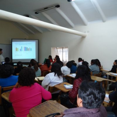 Mujeres durante el curso de liderazgo y defensa los derechos de las mujeres Valle del Cuzco, Perú.