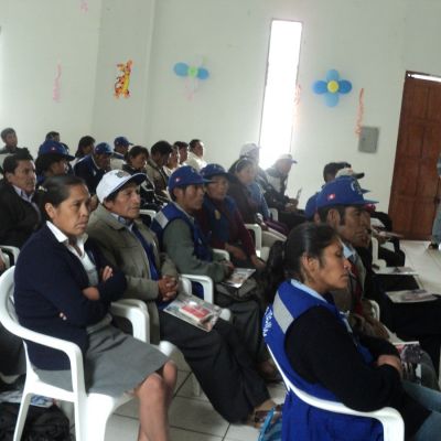 Mujeres impartiendo talleres sobre el derecho de ciudadanía de las mujeres en comunidades locales del Valle de Cuzco, Perú.