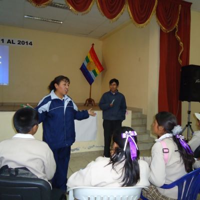 Mujeres impartiendo talleres sobre el derecho de ciudadanía de las mujeres en Centros Escolares de la Mancomunidad del Valle de Cuzco, Perú.