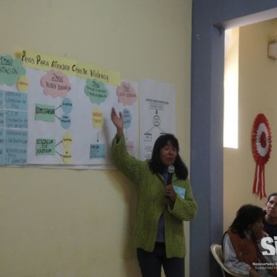 Movilizadora de salud durante un taller para atender casos de violencia en el Valle del Cusco, Perú.