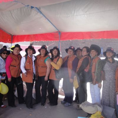 Defensoras comunitarias durante una campaña de sensibilización en el Valle del Cusco, Perú.