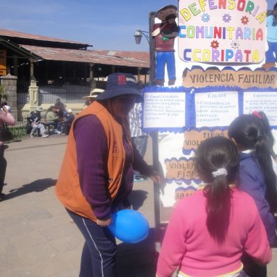 Defensoras comunitarias durante una campaña de sensibilización en el Valle del Cusco, Perú,
