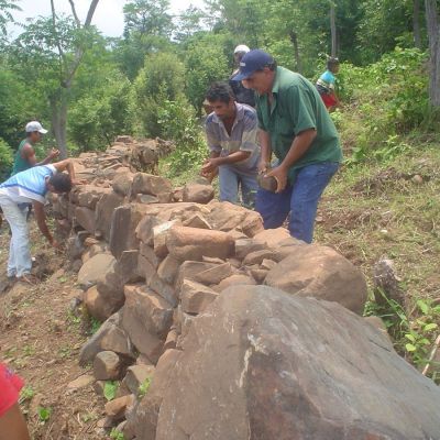 Construcción de Barreras Muertas a Curvas de Nivel, Departamento de Chinandega.