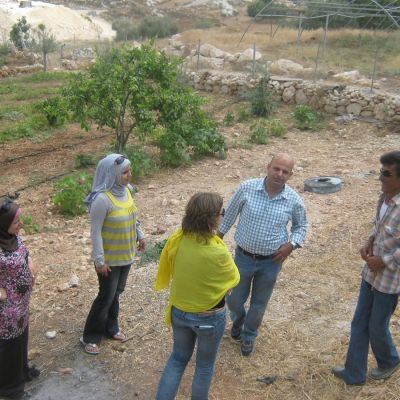 Visita de seguimiento a un huerto familiar.