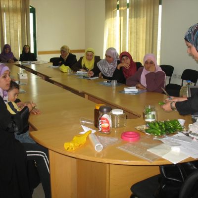 Talleres de Manipulador de alimentos a mujeres para gestionar sus huertos.