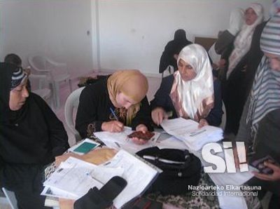 Un grupo de mujeres de la cooperativa de Sourif trabajando en los estudios de viabilidad para su cooperativa.