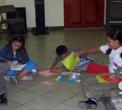 Niñas y niños en espacio de terapia grupal como parte de su proceso de recuperación emocional.