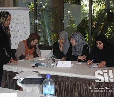 Ejercicio de grupo en la formación de derechos sexuales y reproductivos en Gaza.
