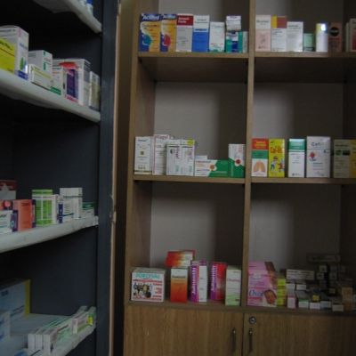 Selección y distribución de medicinas, campo de refugiados palestinos Beddawi, Trípoli, Líbano